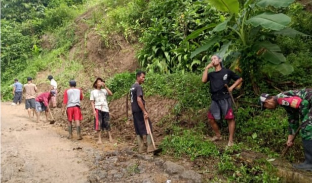 Aksi Nyata Kemanunggalan TNI: Kopka Didit Rino Pimpin Karya Bakti Pembersihan Saluran Irigasi di Desa Neglasari