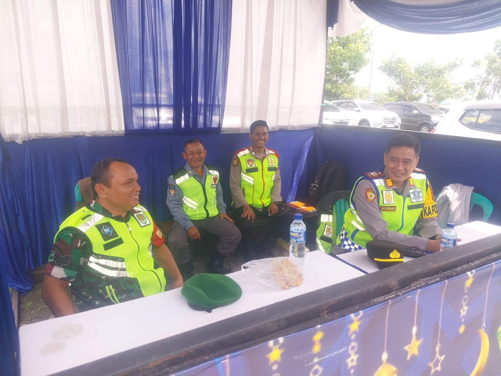 Sinergitas Pengamanan Wisata Idul Fitri: Personel Koramil 0608-04/Cipanas Jamin Keamanan di The Nice Funtastic Park