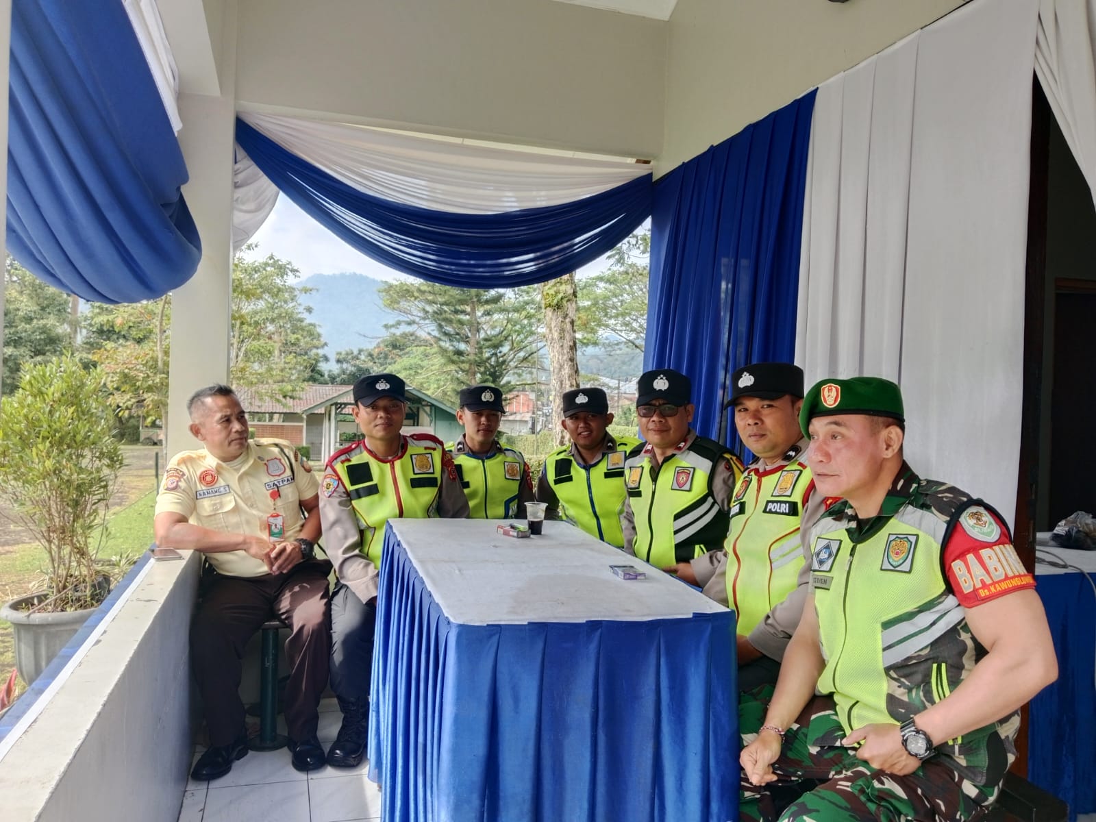 Sinergitas Pengamanan Wisata Lebaran: Serda Steven Stevanus Pastikan Kenyamanan Pengunjung Taman Bunga Nusantara