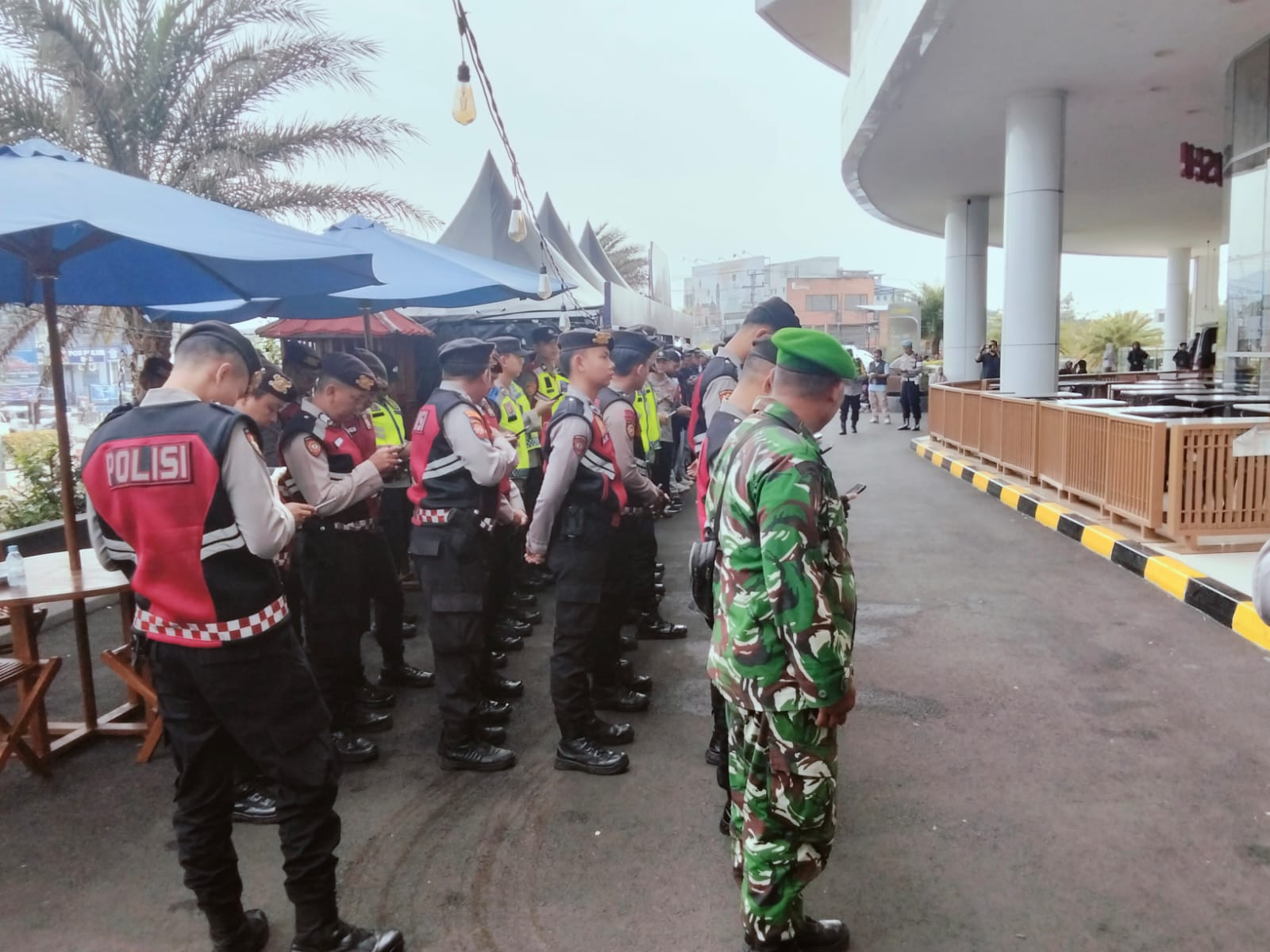 Sinergitas Pengamanan di Jantung Kota: Sertu Ceceng Kawal Kondusivitas Pos PAM 8 Cepu Pasca-Lebaran