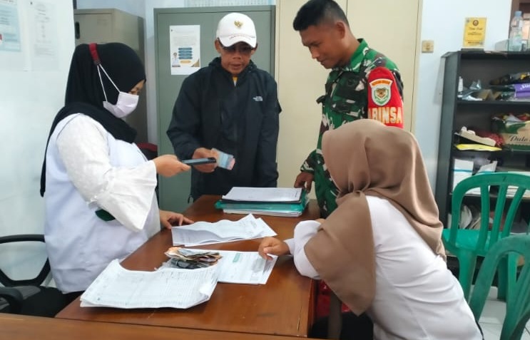 Wujud Kepedulian Babinsa Mayak: Serka Dian Dampingi Penyaluran Bantuan BAZNAS di Kantor Desa