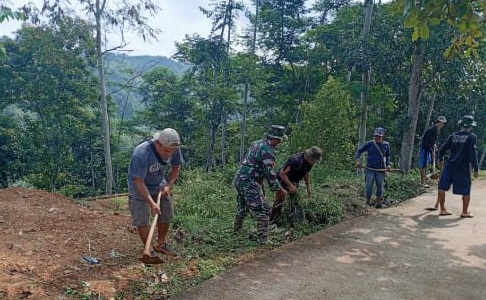 Wujud Kemanunggalan TNI-Rakyat: Kopka Arnold Wongkaren Pimpin Karya Bakti Pembersihan Bahu Jalan di Kampung Sangkali