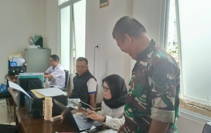 Sinergitas Aparat Kewilayahan: Sertu Santoso Laksanakan Tata Laksana Binter Bersama Perangkat Desa Cibulakan