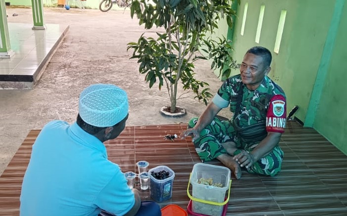 Pererat Silaturahmi Idul Fitri, Babinsa Serma Eros Rosmana Laksanakan Komsos di Desa Sindangraja