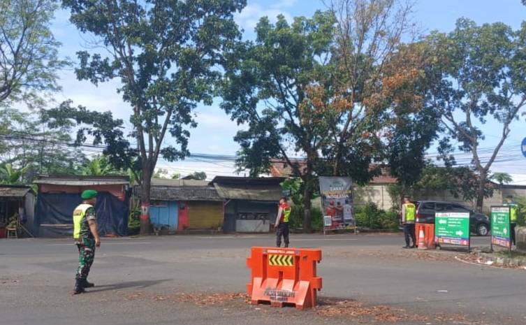 Perkuat Sinergitas, Babinsa Desa Tanjungsari Pantau Arus Balik Lebaran