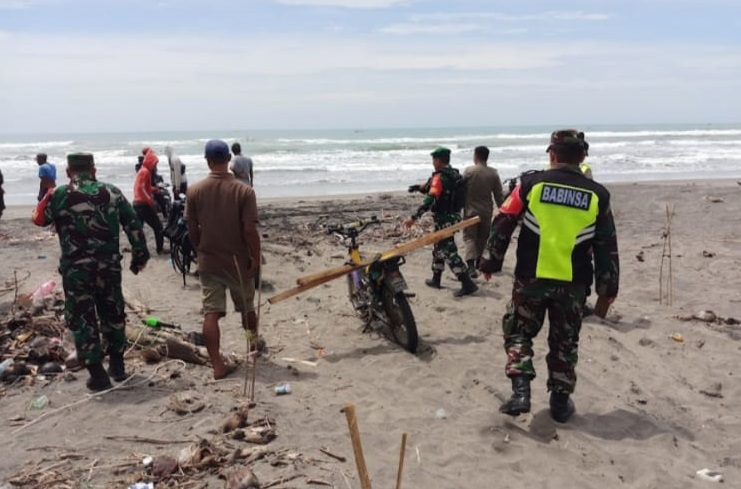 Tiga Anggota Koramil 18/Agrabinta Siaga Amankan Wisata Pantai Lugina Pasca-Lebaran