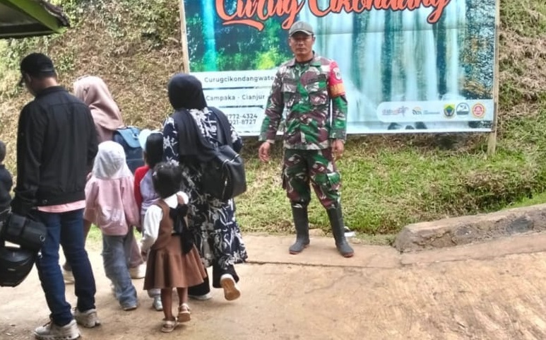 Pastikan Keamanan Wisatawan, Sertu Sopyan Abdul Maliq Monitoring Curug Cikondang