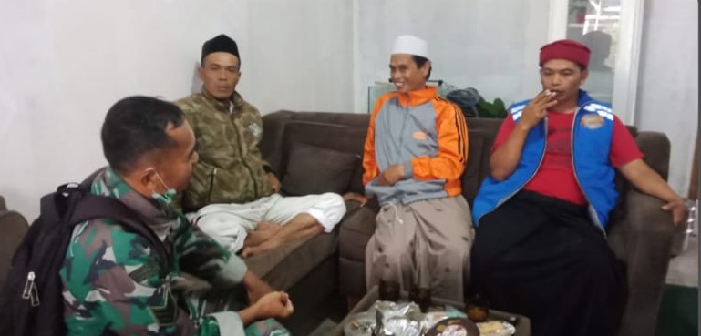 Jalin Kedekatan Pasca-Lebaran, Serka Cecep Sodik Laksanakan Komsos Bersama Warga