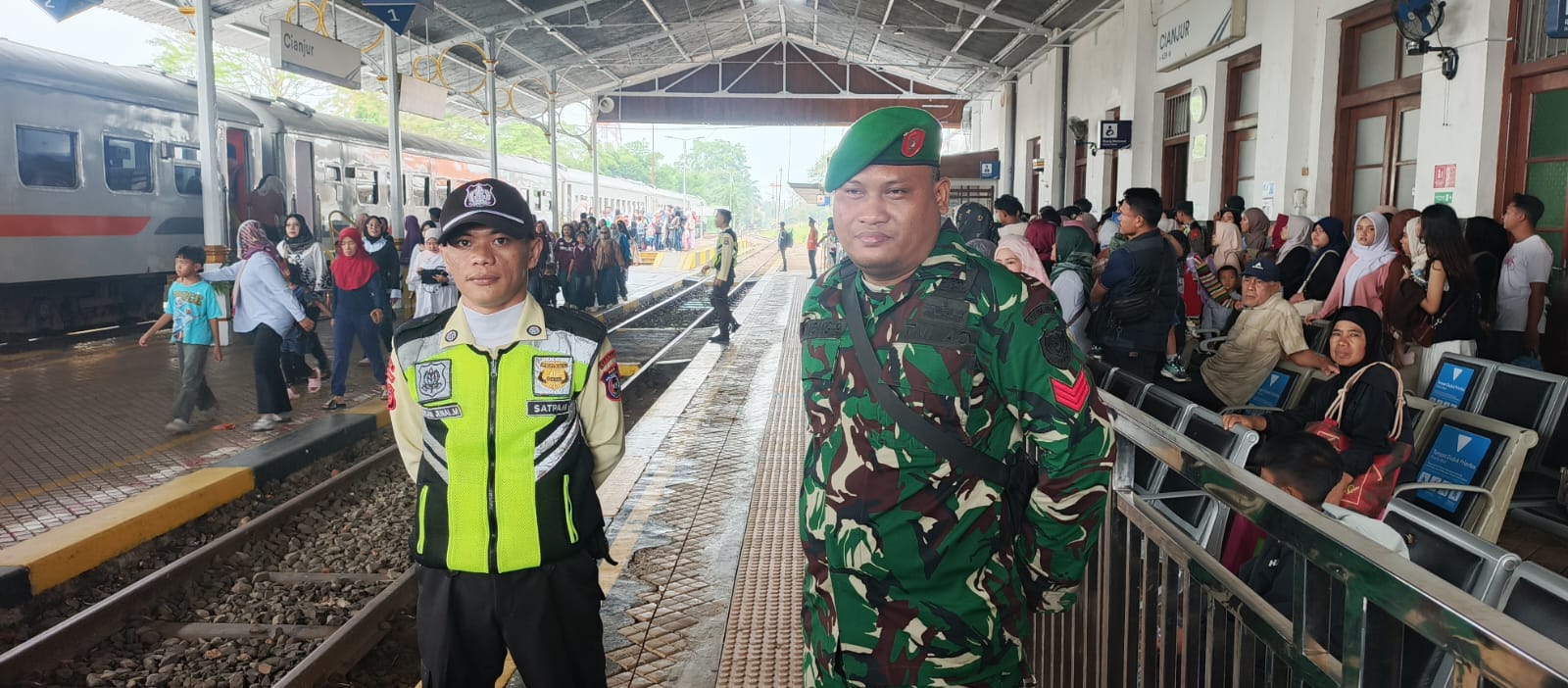 Sinergitas Pengamanan Transportasi Lebaran: Kopka Bambang Pramono Kawal Kondusivitas Stasiun Cianjur