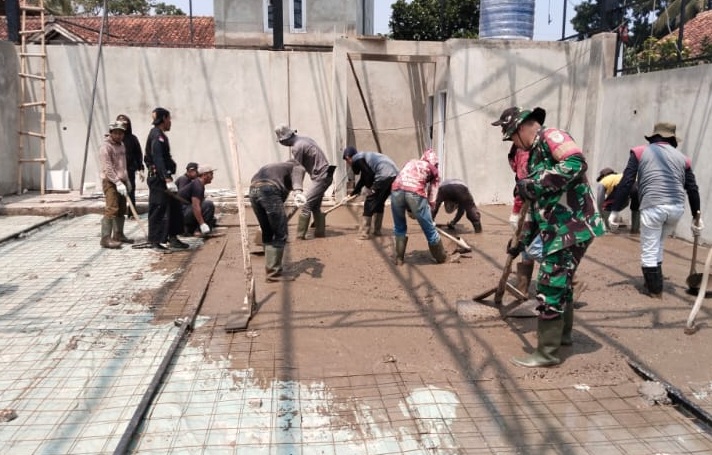 Wujudkan Kemandirian Ekonomi Desa, Serka Badrudin Pimpin Karbak Pengecoran Gedung KDKMP di Sukamulya