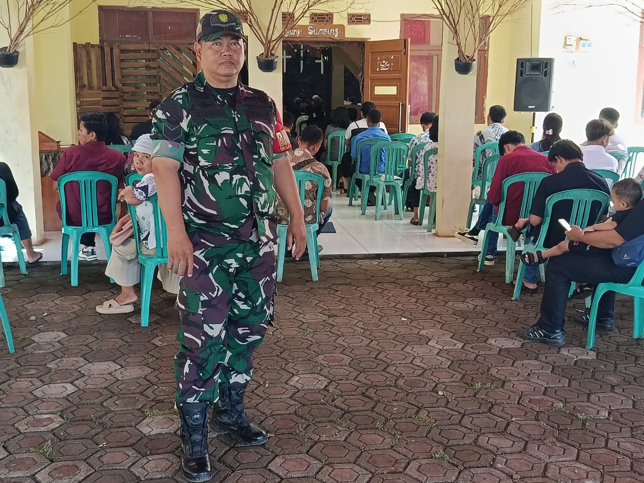 Wujudkan Khidmatnya Jumat Agung, Serka Hendriana Kawal Pengamanan Ibadah di GKP Palalangon