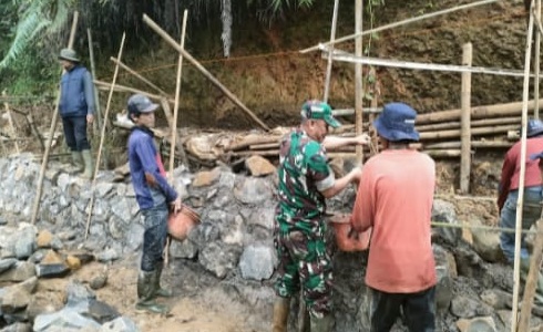Akselerasi Infrastruktur Desa, Serda Rozi Hendra Sapri Pimpin Pembangunan Saluran Air di Sukanagara