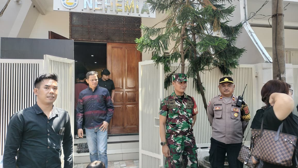 Jamin Keamanan Ibadah Jumat Agung, Pelda Sigit Laksanakan Pengamanan di Gereja GBI Nehemia