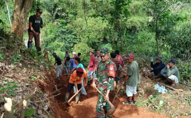 Wujudkan Akses Layak, Serda Iwan Gerakkan Gotong Royong Perbaikan Jalan di Desa Sukarama