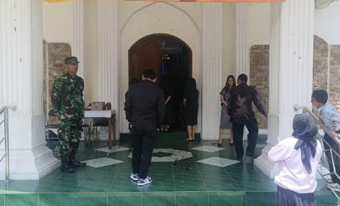 Jaga Kekhusyukan Ibadah, Sertu Yoyok Purwanto Kawal Jumat Agung di GKP Cianjur