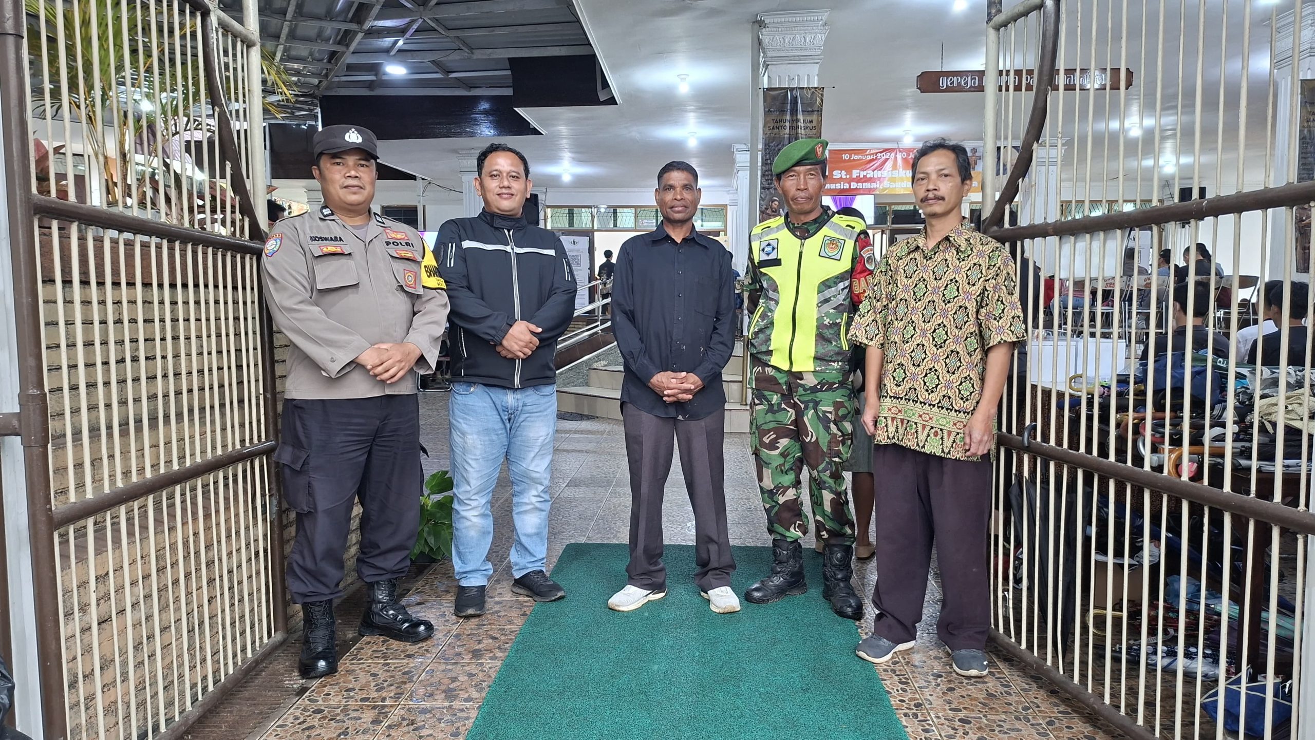 Sinergi TNI-Polri, Sertu Ohin Rohmat Kawal Kekhusyukan Ibadah Jumat Agung di Gereja Santa Maria Para Malaikat