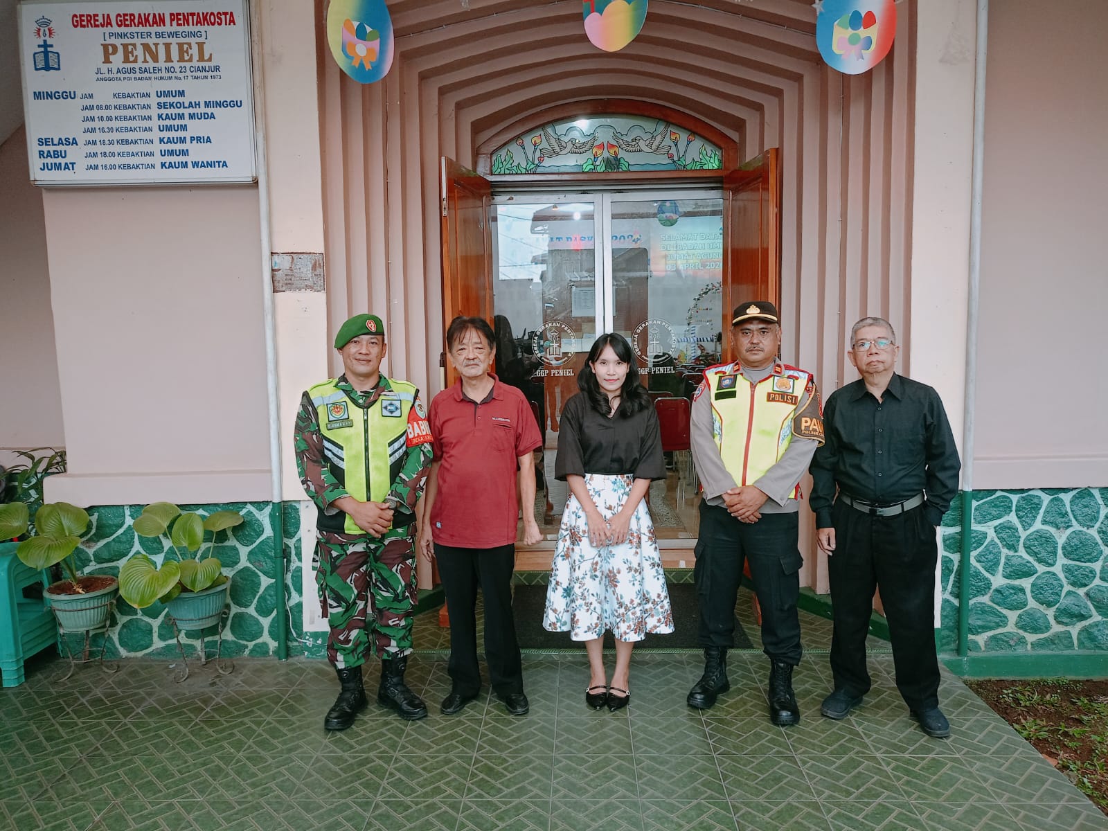 Wujudkan Khidmatnya Jumat Agung, Sertu Ceceng Gunawan Pastikan Keamanan di Gereja Peniel Cianjur