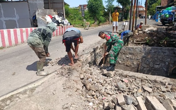 Tingkatkan Keamanan Akses Warga, Serka Asep Saepudin Pimpin Karya Bakti Perapihan Jembatan di Selajambe