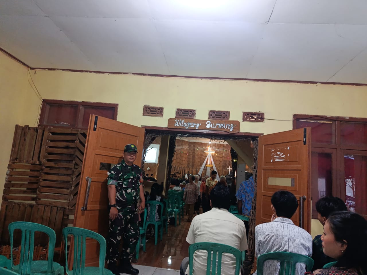 Pastikan Keamanan Ibadah Paskah, Serka Hendriana Kawal Kebaktian di GKP Palalangon