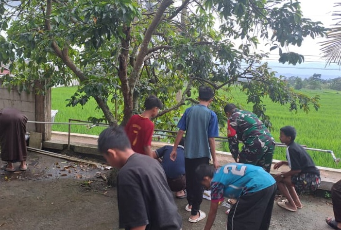 Cegah Banjir, Serka Dadang Suhendi Pelopori Aksi Bersih Saluran Air di Desa Benjot