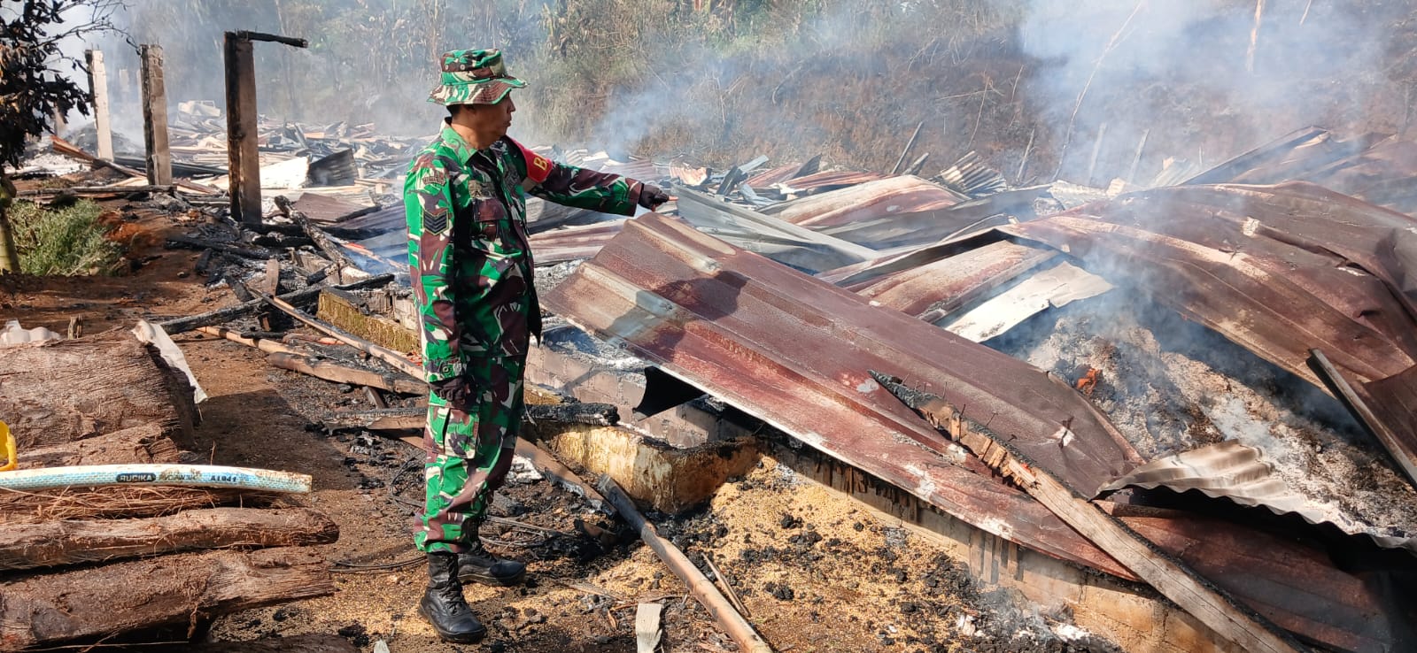 Gerak Cepat, Serma Asep Bantu Penanganan Pasca Kebakaran Kandang Ayam di Desa Mekarjaya