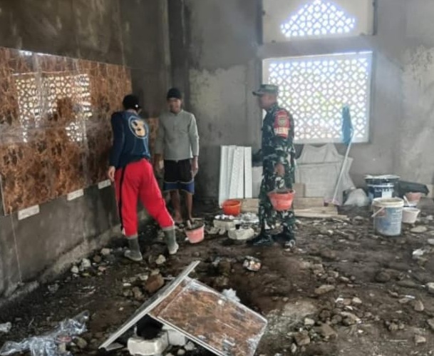 Tingkatkan Kenyamanan Tempat Ibadah, Sertu Deni Hasanudin Pimpin Karya Bakti di Desa Waringinsari