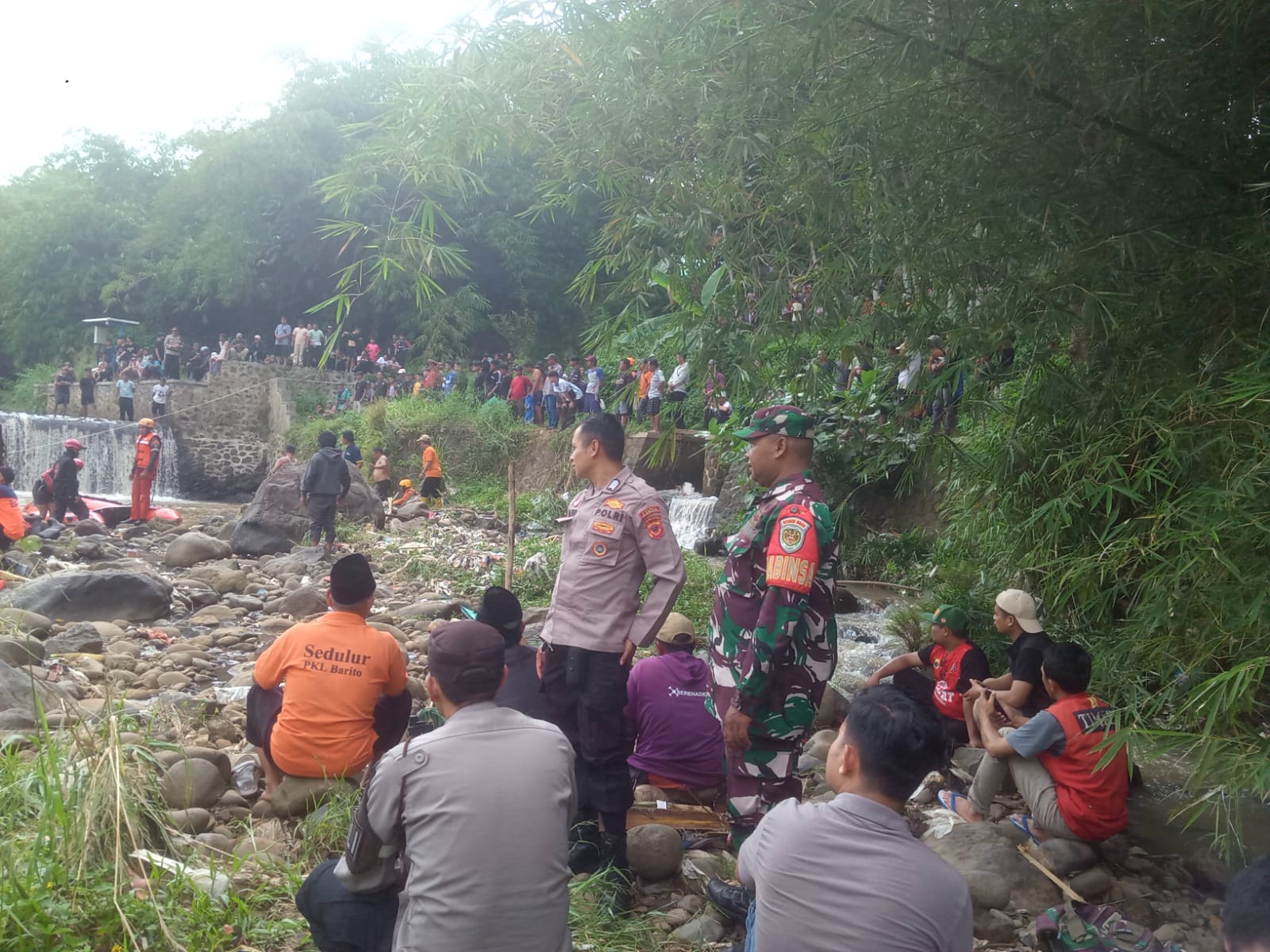 Aksi Tanggap Darurat, Kopka Tisna Kawal Evakuasi Korban Hanyut di Sungai Cantik Cilaku