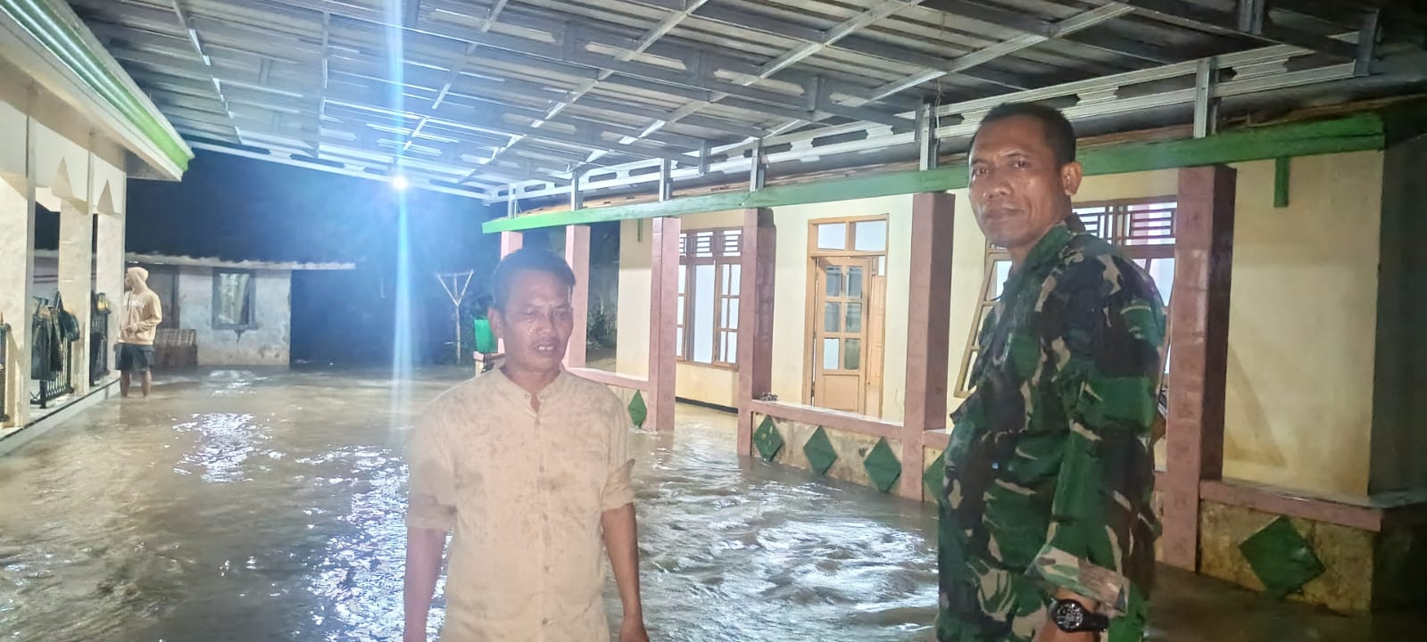 Respons Cepat Banjir Cilaku, Sertu Yoyok Purwanto Kawal Evakuasi Warga di Desa Sukakerta