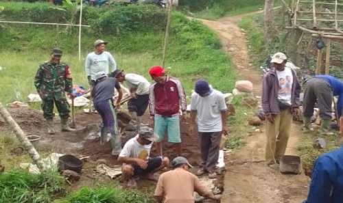 Tingkatkan Kenyamanan Akses Warga, Peltu Jonny Sitorus Gerakkan Karya Bakti Pembersihan Jalan di Sindangsari