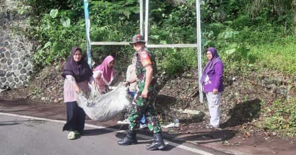 Ciptakan Lingkungan Sehat, Pelda Endang Diman Pelopori Karya Bakti Pembersihan Jalan di Cugenang
