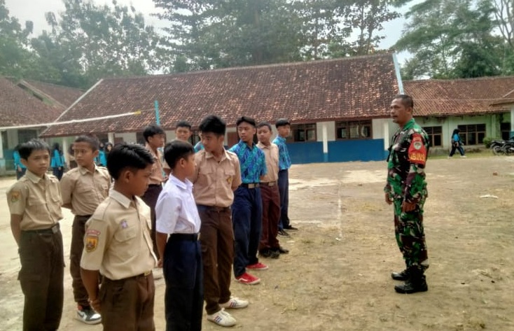 Tanamkan Disiplin Sejak Dini, Serka Ucu Kurniadi Berikan Pembinaan Mental dan Fisik kepada Siswa SMP PGRI