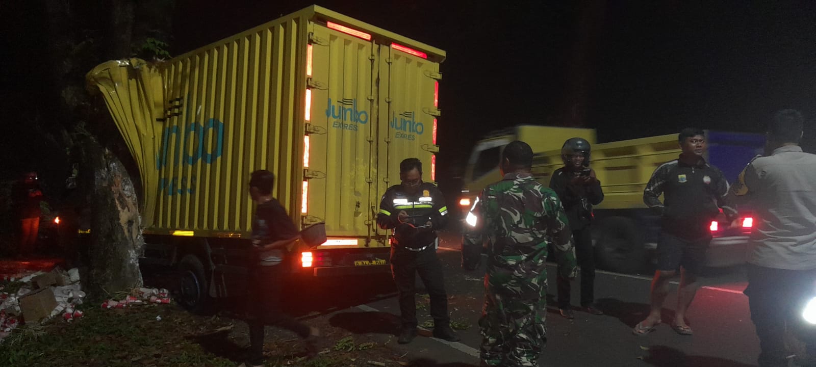 Respons Cepat Laka Lantas, Serka Priyanto Beng Evakuasi Truk Alami Rem Blong di Cugenang