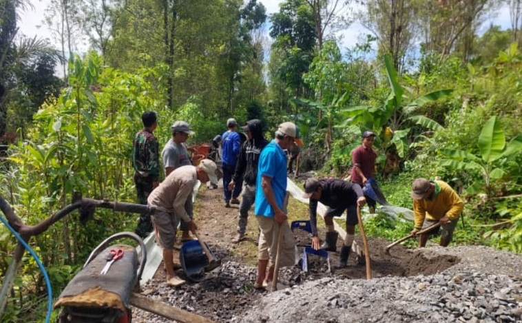Tingkatkan Kualitas Jalan Desa, Sertu Subowo Pelopori Karya Bakti Pengecoran di Ciburial