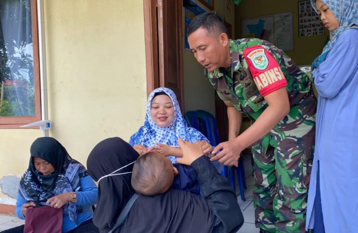 Dukung Percepatan Penurunan Stunting, Serka Adhi Wibowo Dampingi Layanan Posyandu di Cikondang