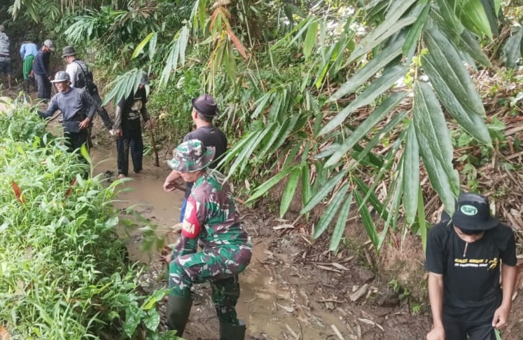Dukung Ketahanan Pangan, Serda Randi Pelopori Pembersihan Saluran Irigasi Ci Kunjungan