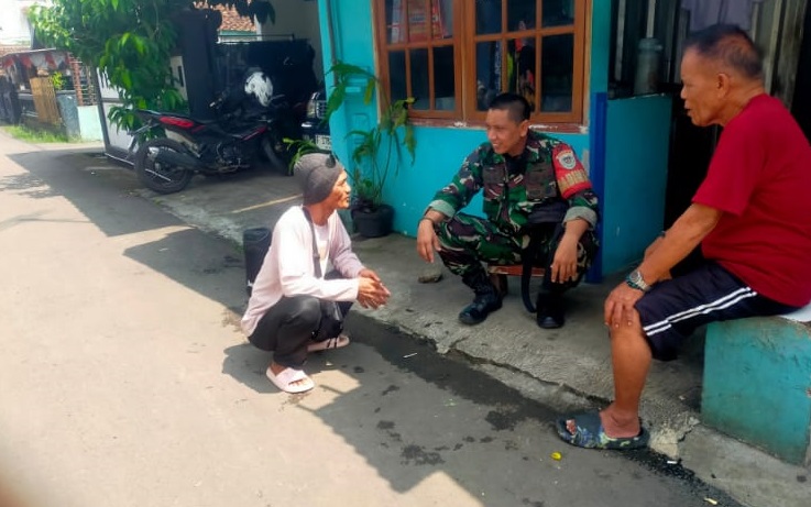 Pererat Silaturahmi, Serka Dedi Rahmat Laksanakan Komsos Humanis Bersama Warga Ciranjang