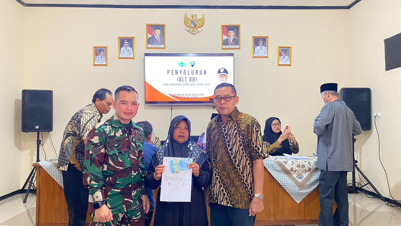 Pastikan Penyaluran Tepat Sasaran, Serka Dasep Imam S. Monitoring Pembagian BLT-DD di Desa Bobojong