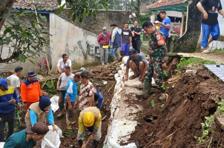 Tanggap Lingkungan, Sertu Alber Suhermi Pelopori Karya Bakti Penanganan Longsor di Desa Padaluyu