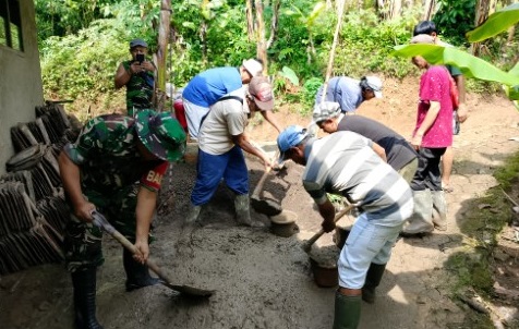 Tingkatkan Aksesibilitas, Sertu Asep Jenal Aripin Pelopori Karya Bakti Jalan Lingkungan di Desa Kemang
