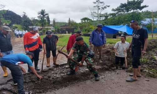 Tingkatkan Aksesibilitas Desa, Serma Maslan Hutagalung Pelopori Karya Bakti Perbaikan Jalan