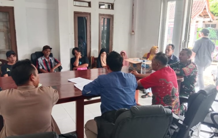 Mantapkan Kondusivitas Desa, Serda Budi Waluyo Gelar Komsos Bersama Aparatur Pemerintahan Sukaluyu