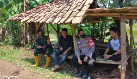 Pererat Silaturahmi, Serka Ujang Irawan Hadi Laksanakan Komsos Humanis Bersama Warga Ciandam