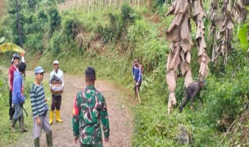 Wujudkan Lingkungan Bersih, Pelda Cep Mustawan Pelopori Karya Bakti Pembersihan Jalan Desa Sukamekar
