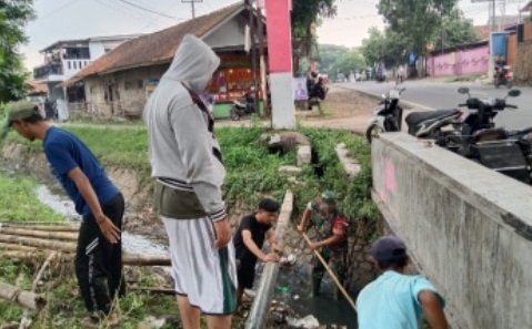 Optimalkan Saluran Irigasi, Serda Syukri Bahu-Membahu Bersama Warga Kampung Malereng