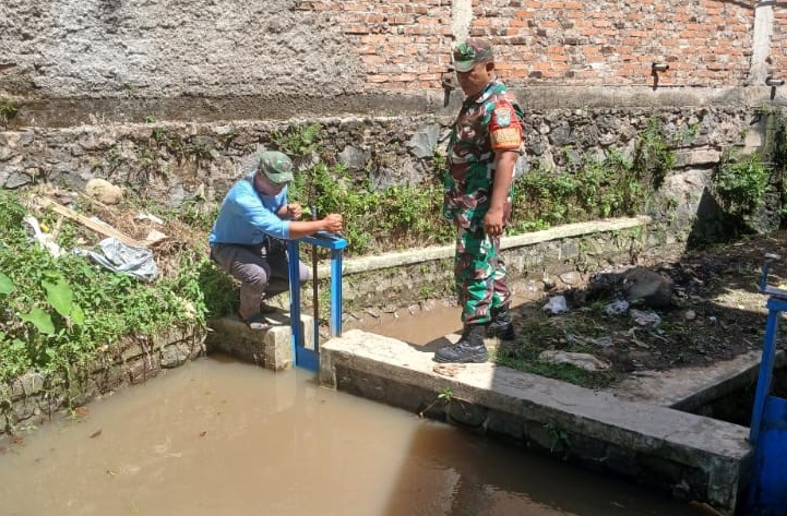 Dukung Kelancaran Pengairan Sawah, Kopka Rusman Ependi Monitoring Saluran Irigasi Tersier di Nanggalamekar