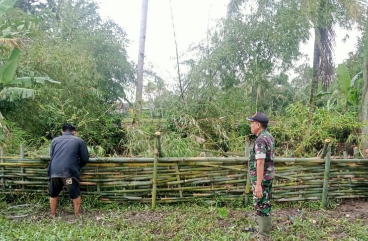 Antisipasi Luapan Air, Peltu Kurna E Pelopori Pembuatan Tanggul Bambu di Sungai Ciembe