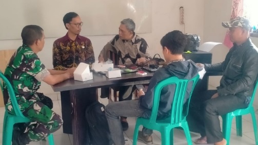Kawal Pembangunan Wilayah, Sertu Wahyu Intensifkan Komsos Bersama Tokoh Masyarakat Sukaraharja