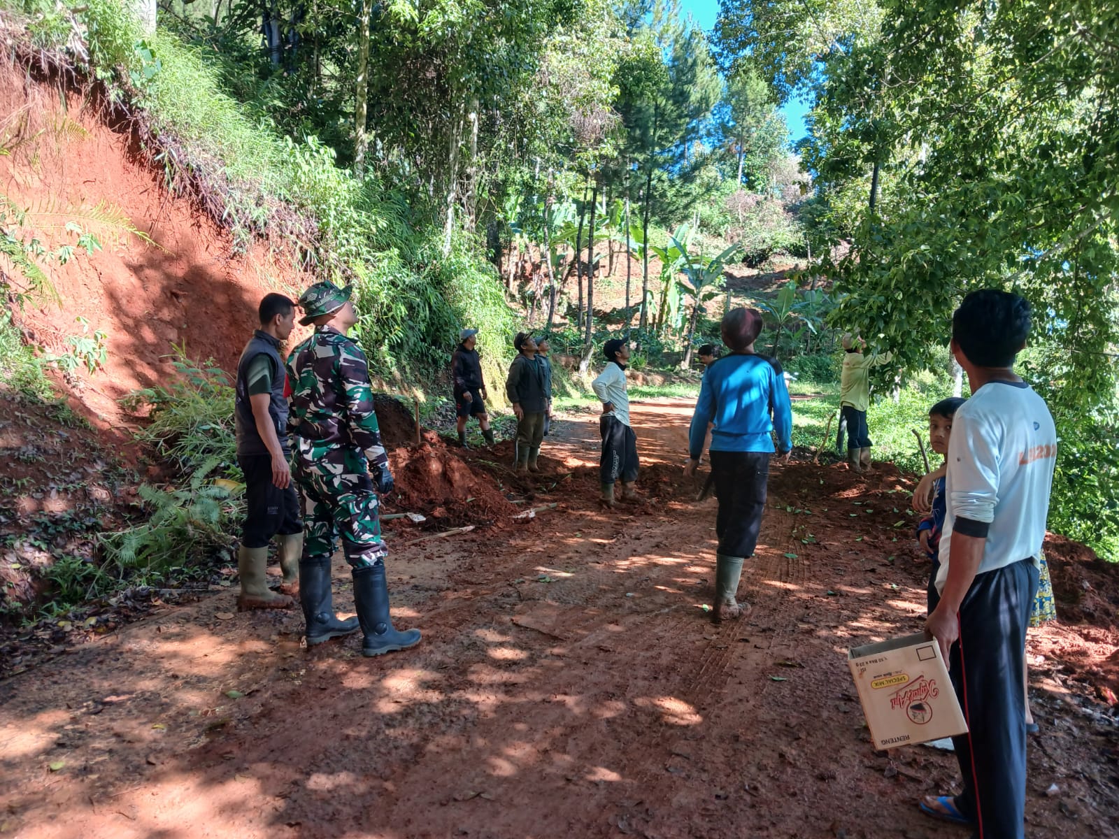 Respon Cepat Pasca Hujan Deras, Serda Andi Suhartono Pelopori Pembersihan Material Longsor di Empat Kampung