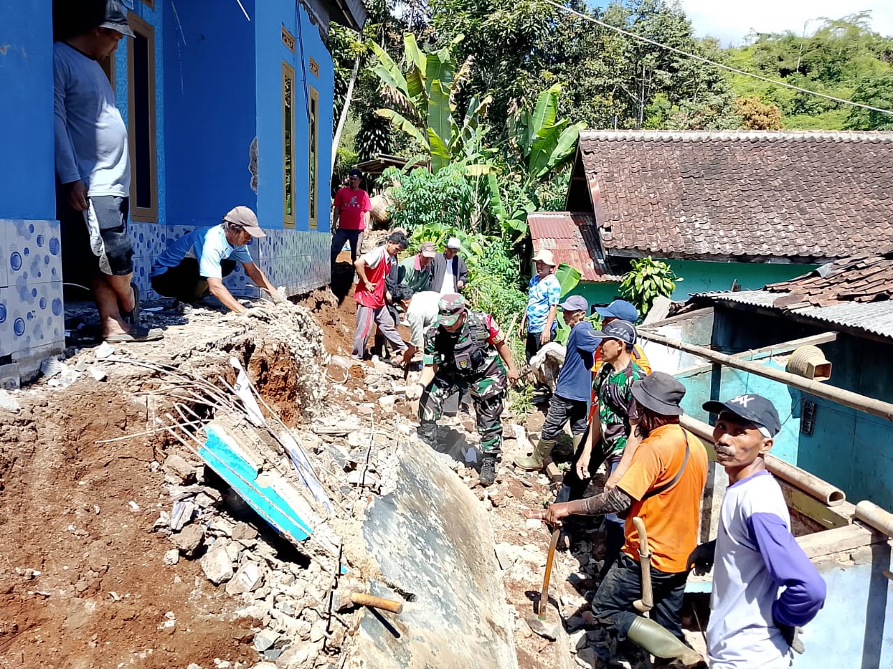 Pondasi Rumah Warga Karyamukti Retak Akibat Longsor, Serma Yusep Saepuloh Gerakkan Karbak Evakuasi