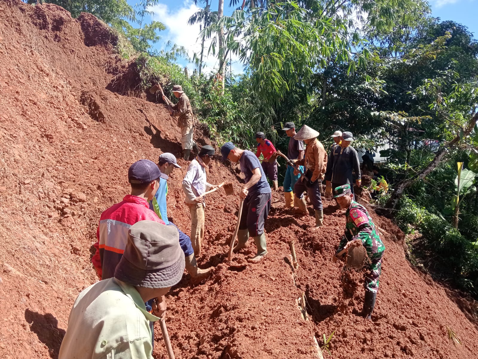 Akses Jalan dan Irigasi Terputus Longsor, Serda Wardono Gerakkan Gotong Royong di Desa Campakamulya